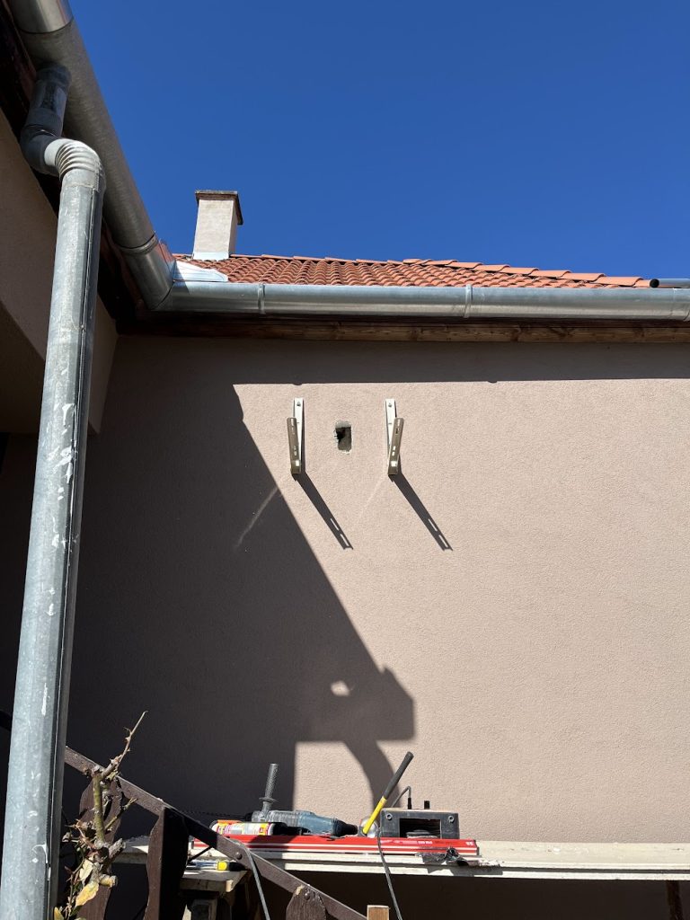 Konzolok rögzítése az új szigetelésre - Pécsvárad